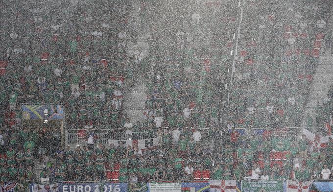 Toča je dvoboj v Lyonu prekinila za pet minut. | Foto: 