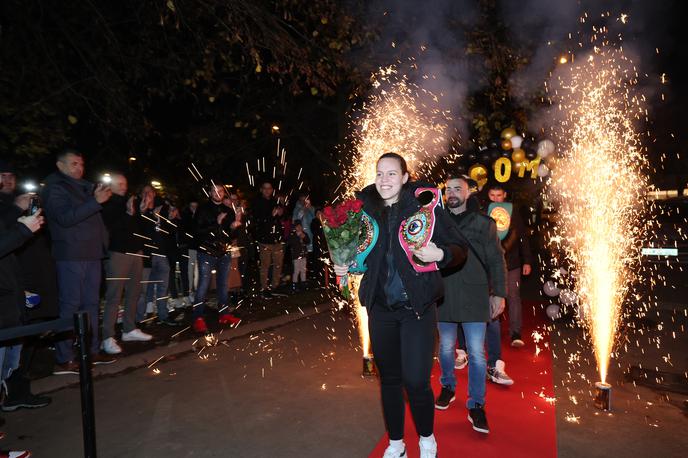 Ema Kozin, sprejem | Emo Kozin, svetovno boksarsko prvakinjo supervelterske kategorije po verzijah WBC in WBO, je na Fužinah pričakala množica navijačev. | Foto www.alesfevzer.com