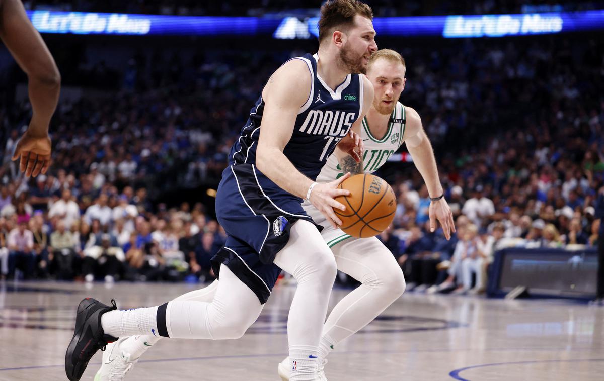 Luka Dončić | Luka Dončić je prispeval 29 točk k visoki zmagi Dallasa na četrti tekmi finalne serije lige NBA. Peta tekma bo v Bostonu. | Foto Reuters