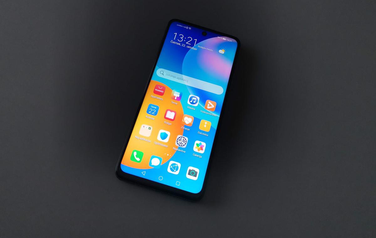 Huawei P Smart 2021 | Huawei P Smart 2021 je v marsikaterem pogledu idealen pametni telefon za kupca, ki išče nekaj za okrog 200 evrov, morda kakšen evro čez. Ima pa eno veliko pomanjkljivost, ki je marsikdo ne bo pripravljen kar spregledati. | Foto Matic Tomšič