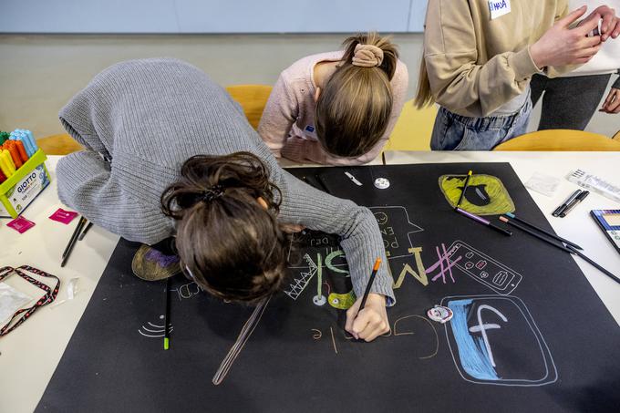 Mladi so skozi kviz, igro GIGA spomin in izdelovanje grafitov na interaktiven, zabaven in poučen način spoznavali, kako se izogniti pastem v digitalnem svetu.  | Foto: Telekom Slovenije