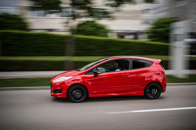 Ford Fiesta ponuja izjemno varnost: to dejstvo je potrdila vodilna evropska neodvisna organizacija za varnost vozil, Euro NCAP. Fiesta je prejela najvišjo skupno oceno petih zvezdic, ob tem pa je avtomobil osvojil tudi nagrado za napredne tehnologije za sistem za preprečevanje naleta pri nizkih hitrostih, Ford MyKey in Ford SYNC s pomočjo klica v sili.  | Foto: 