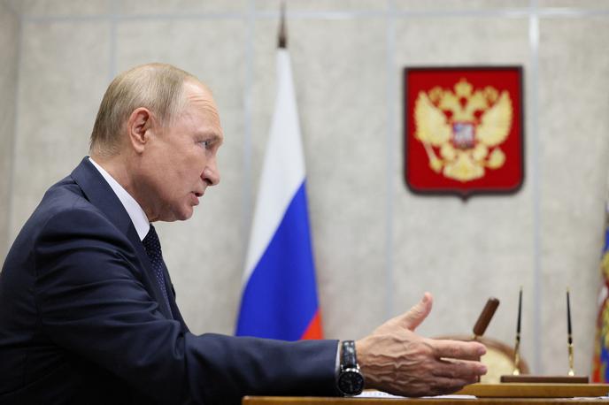 Vladimir Putin | Še pred nekaj dnevi je Putin v nagovoru za ruske medije dejal, da bi lahko bila "specialna operacija dolgotrajen proces". | Foto Reuters