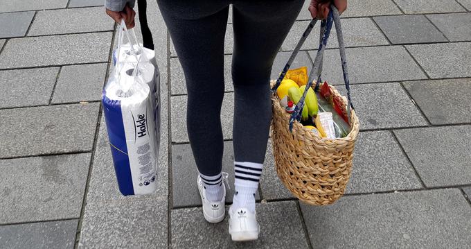 Na vprašanje, ali podpirajo zaprtje trgovin ob nedeljah, čeprav to pomeni manjši mesečni zaslužek, je 95 odstotkov zaposlenih odgovorilo pritrdilno. | Foto: Reuters