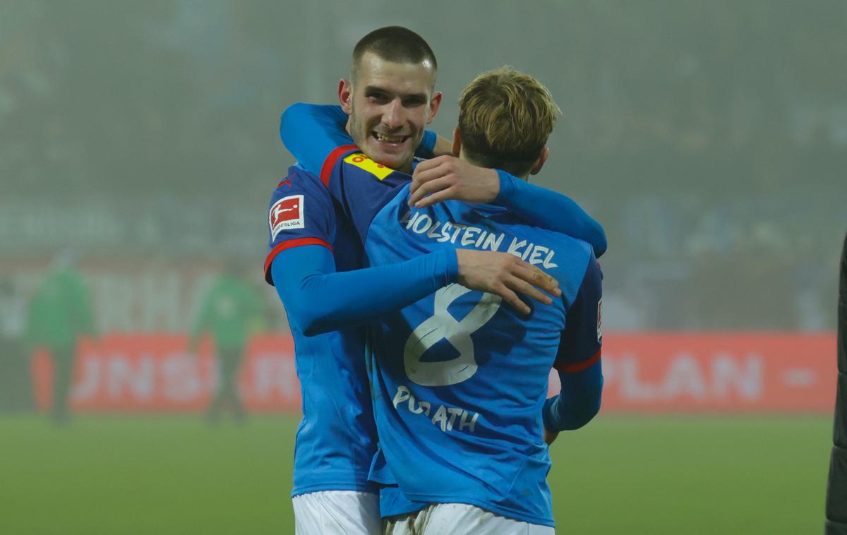 David Zec, Holstein Kiel | David Zec se je danes prvič predstavil ljubiteljem nemške bundeslige na domačem stadionu v Kielu. S soigralci so se veselili velike zmage nad Dortmundčani (4:2.). | Foto Guliverimage