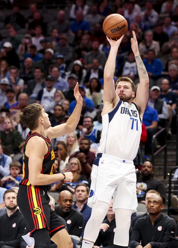 Luko Dončića je v obrambi pokrival tudi Bogdan Bogdanović. | Foto: Reuters