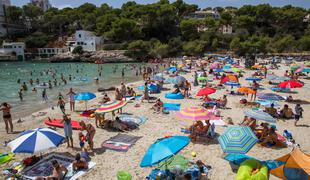 Domačini zasedli znano plažo: "Turisti, pojdite domov! Ubij turista!"