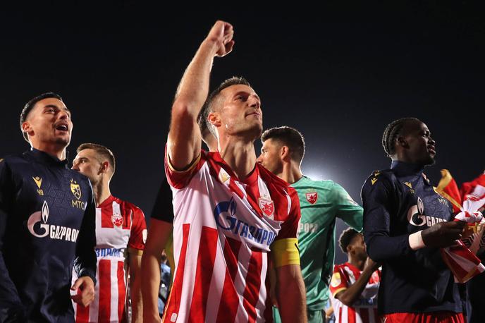 Partizan Crvena zvezda | Timi Max Elšnik je pomagal Crveni zvezdi do najvišje zmage na gostovanju pri Partizanu v zgodovini kluba. Tako se je po tekmi veselil ob kapetanu Urošu Spajiću. | Foto Guliverimage