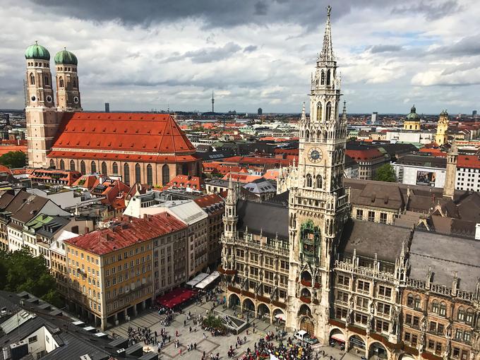 Množica pred novo mestno hišo v starem mestnem jedru, v ozadju pa Marijina cerkev (Frauenkirche). | Foto: Osebni arhiv