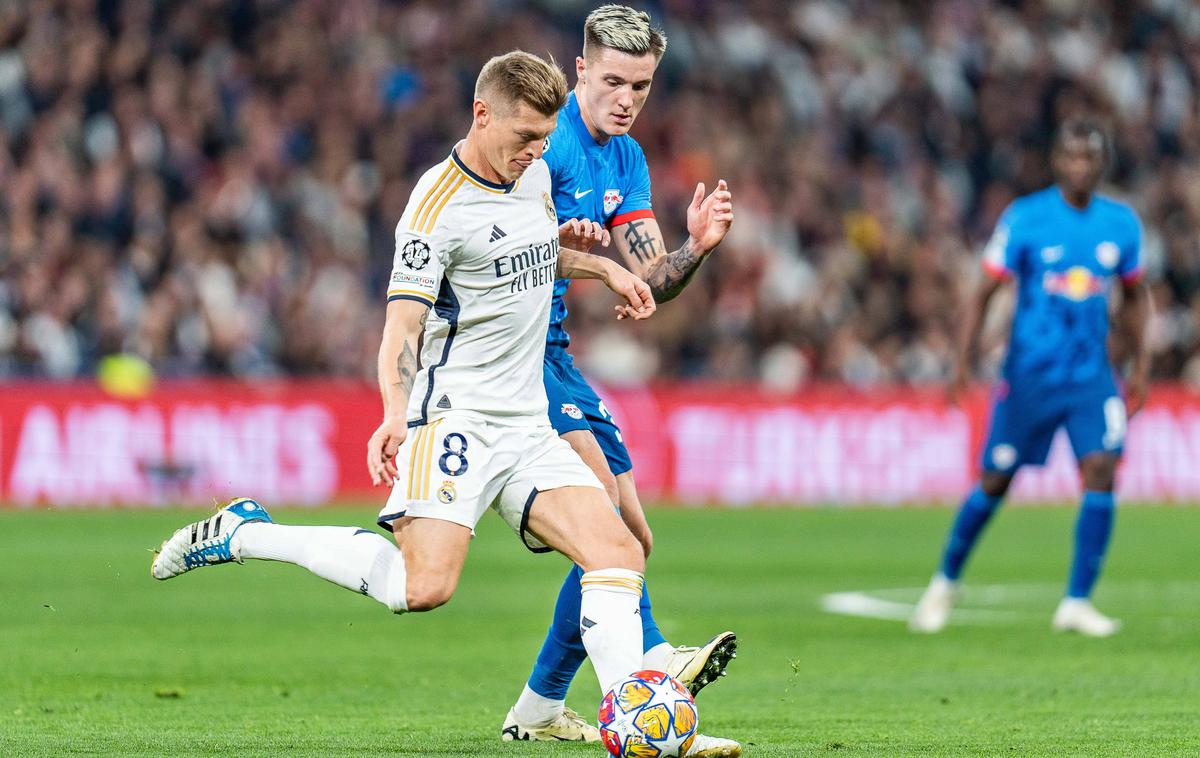 Toni Kroos | Nemški nogometni as Toni Kroos je v osmini finala lige prvakov z Realom po hudem boju izločil Benjamina Šeška (RB Leipzig). Ravno mladega napadalca, ki podobno kot on stiska pesti za Luko Dončića. | Foto Guliverimage