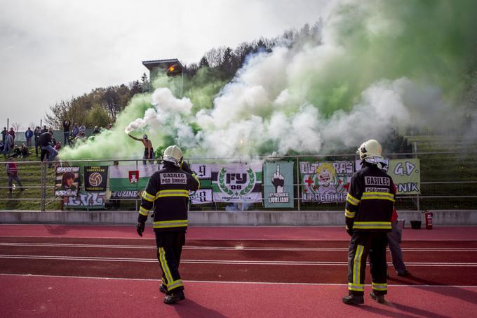 Navijači Olimpije so si na novomeškem Portovalu dali duška z dimnimi bombami. | Foto: 