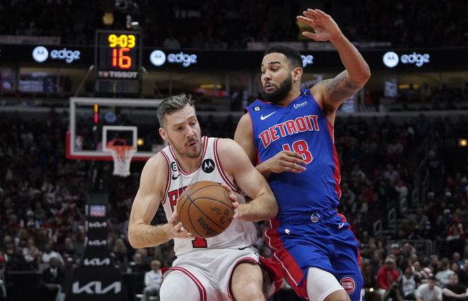 Goran Dragić v dvoboju s Coryjem Josephom (Detroit). | Foto: Reuters