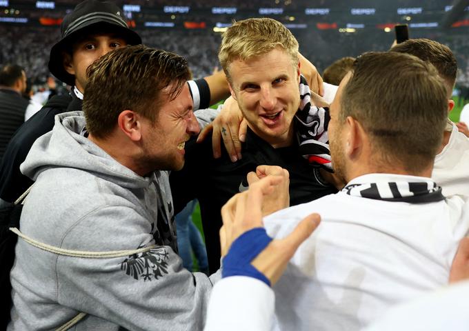 Martin Hinteregger velja za ljubljenca navijačev Eintrachta. | Foto: Reuters