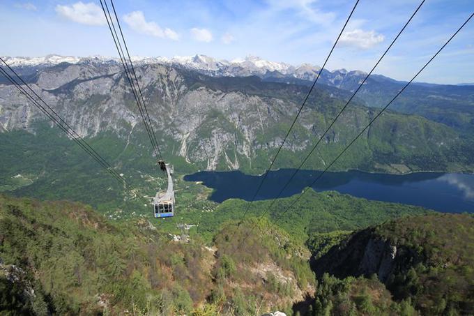 Nihalka, ki smučarje in pohodnike vozi na Vogel, je bila postavljena leta 2001. | Foto: 