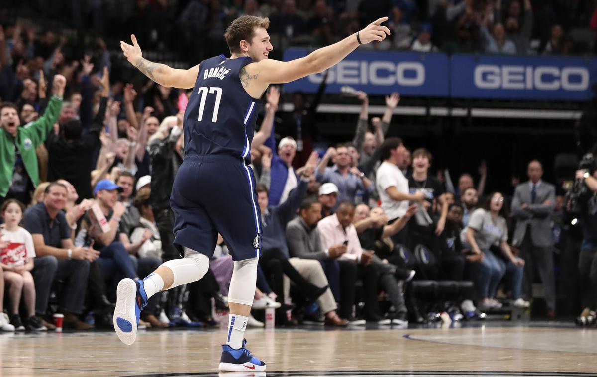 Luka Dončić veselje zmaga | Luka Dončić je z Dallasom zmagal še devetič na zadnjih desetih srečanjih. | Foto Reuters