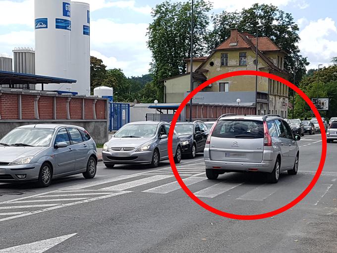 Ko je na nasprotni strani cestišča strnjena kolona vozil, je treba v nasprotno smer po drugem bolj praznem pasu voziti zelo previdno. Na prehod za pešce lahko pritečejo otroci, ki jih avti zakrivajo. | Foto: Gregor Pavšič