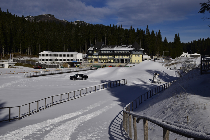 Ohladitev je pokljuškim delavcem omogočila, da na proge razvažajo sneg, ki so ga shranili lani, pa tudi tistega, ki ga proizvajajo s snežnimi topovi. | Foto: Biathlon Pokljuka