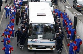 V Parizu ugasnil olimpijski ogenj (video)