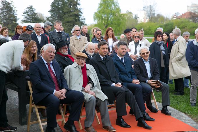 Slovesnost ob odkritju spomenika Borisu Pahorju leta 2017. Na fotografiji od leve proti desni: Peter Tomšič, Boris Pahor, Borut Pahor, ljubljanski podžupan Dejan Crnek in tedanji minister za kulturo Anton Peršak. | Foto: Mediaspeed