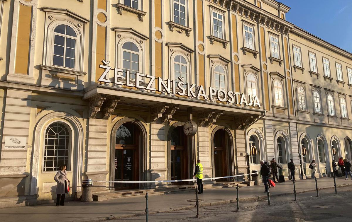 Železniška postaja Ljubljana | Po do zdaj znanih podatkih policisti niso našli nevarnih ali sumljivih predmetov, a so na tem območju našli osumljenca oziroma klicatelja. | Foto Rebeka Krašovec