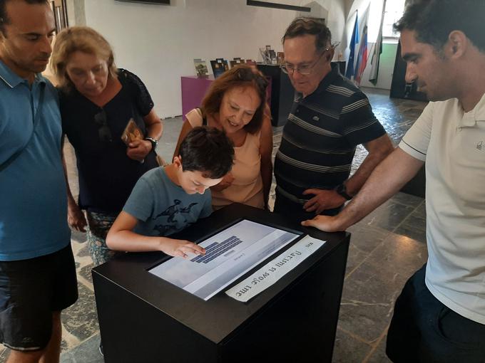 Kako bi bilo videti vaše ime v srednjeveški pisavi protogotici? To lahko preverite in si tudi natisnete na informacijski točki pri vhodu. | Foto: 