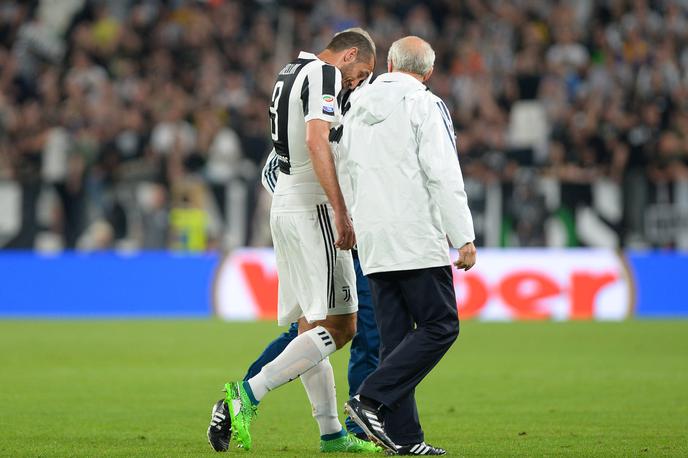 Giorgio Chiellini | Giorgio Chiellini je na ponedeljkovem treningu staknil poškodbo in skoraj zagotovo v sredo ne bo mogel pomagati stari dami na tekmi v Amsterdamu.  | Foto Reuters