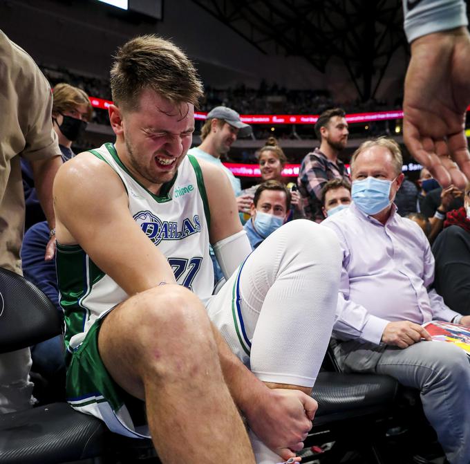 Luka Dončić si je poškodoval gleženj na tekmi z Denver Nuggets. | Foto: Reuters