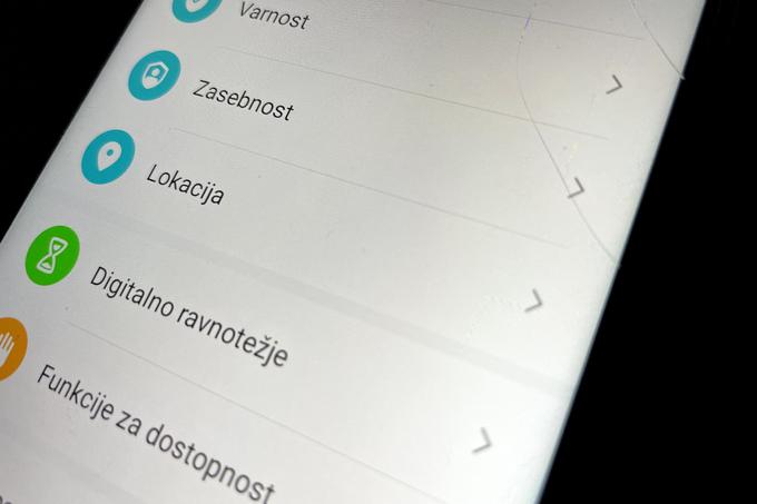 Na konkretnem pametnem telefonu z Androidom, gre za slabi dve leti in pol star model Honor View 20 z operacijskim sistemom Android 10, je Lokacija na seznamu nastavitev šele na petnajstem mestu.  | Foto: Matic Tomšič