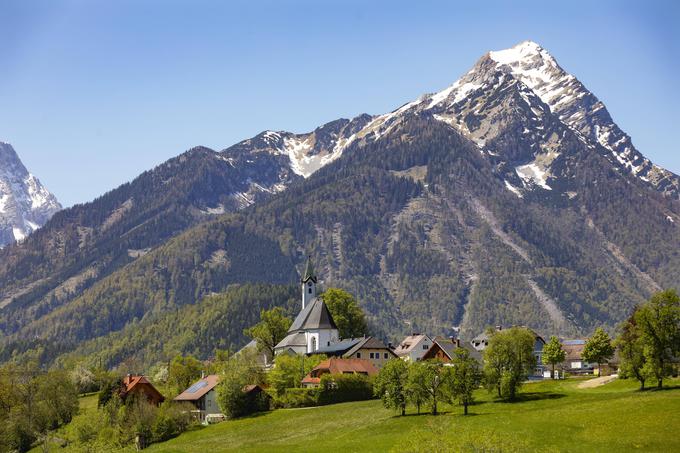 Na fotografiji je zgornjeavstrijska vas Vorderstoder. Ime na prvi pogled zveni zelo nemško, a ima v resnici slovenske korenine. Vorder je nemška beseda, ki pomeni pred, stoder pa izvira iz slovenske in zahodnoslovanske besede stodor oziroma studor. Stodor oziroma studor je ime za slabo rodovitno območje, kjer je plast rodovitne zemlje nad skalnatim dnom zelo plitva. Studor je tudi gora nad Bohinjskim jezerom. Pod goro je istoimensko naselje Studor. | Foto: Guliverimage/Vladimir Fedorenko