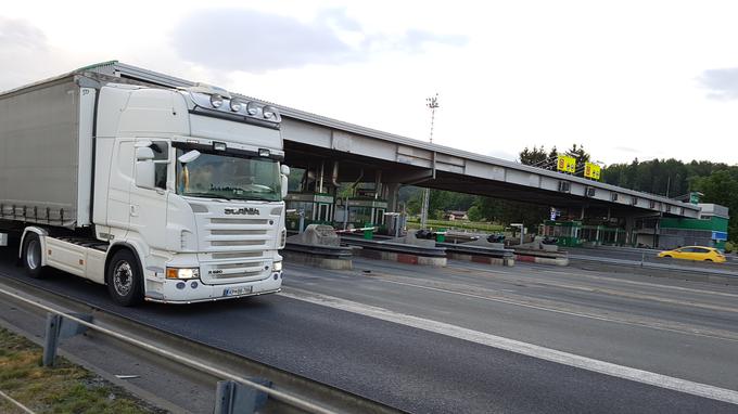 Med prvimi cestninskimi postajami, kjer bodo začeli z deli, je tudi Log na primorski avtocesti med Vrhniko in Ljubljano. | Foto: Gregor Pavšič