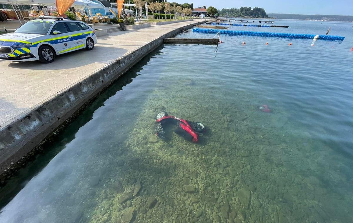 skuter morje | V morju so delavci Okolja Piran med pregledovanjem obale zagledali rdeč skuter. | Foto Okolje Piran