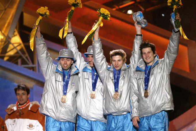 Slovenska ekipa v smučarskih skokih, ki je leta 2002 v Salt Lake Cityju osvojila olimpijski bron. Od četverice je še vedno aktiven Robert Kranjec.   | Foto: Getty Images