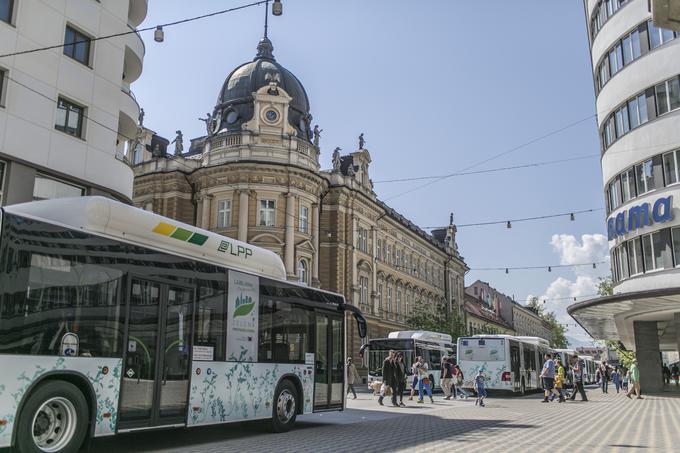 Novi nizkopodni zgibni avtobusi so z 18 metri najdaljši tovrstni avtobusi v voznem parku LPP. | Foto: Bojan Puhek