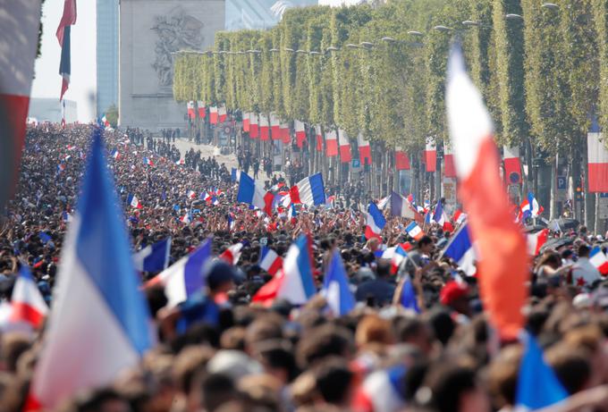 Nepregledna množica srečnih pristašev svetovnih prvakov na Elizejskih poljanah. | Foto: Reuters