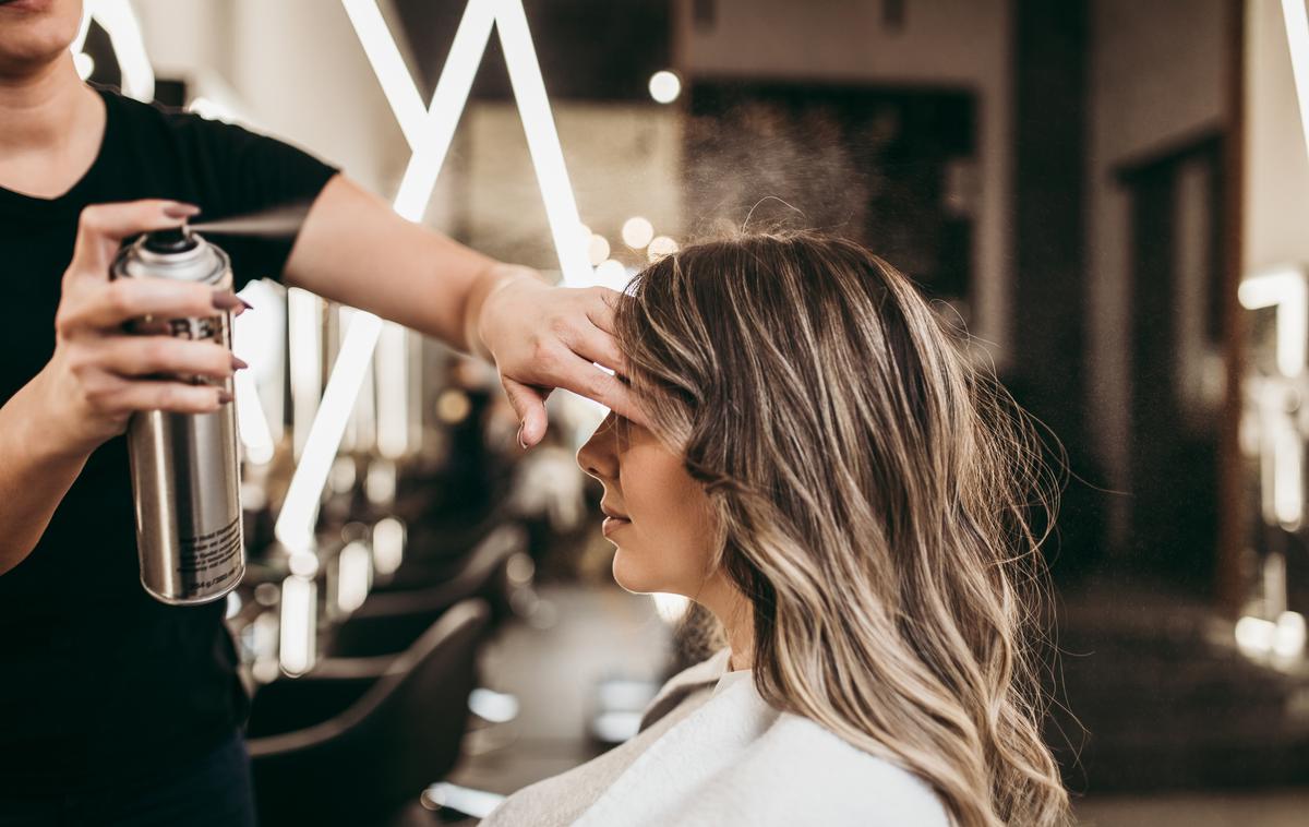 frizer frizerski salon | V New Delhiju je ženska, ki si je ustvarila kariero kot model za oglaševanje lasne kozmetike, obiskala frizerski salon in zaprosila za striženje konic. Vendar pa ji je frizerka lase skrajšala preveč, zato naj bi izgubila pogodbe ter doživela hude travme. (slika je simbolična) | Foto Getty Images