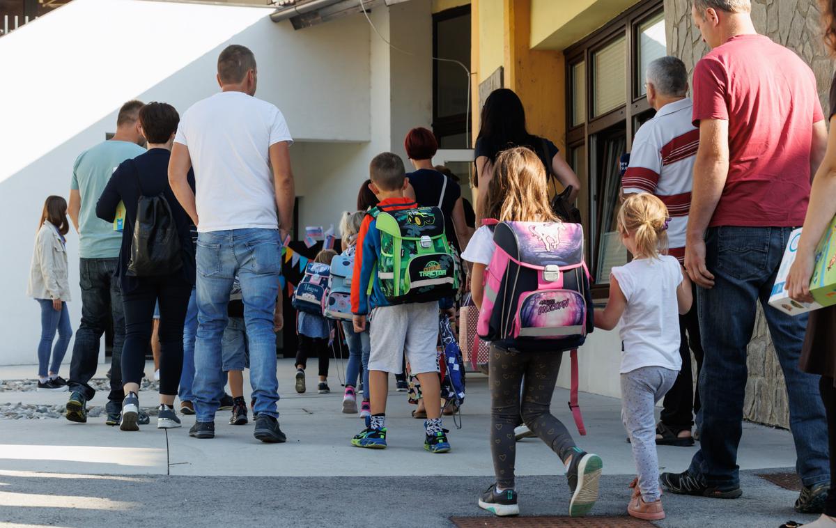 šolarji | Starši prvošolcev lahko koristijo izredni dopust. Gre za prost dan, ki ga delodajalec delavcu odmeri, če ta zanj zaprosi in predloži dokazilo, da gre njegov otrok v prvi razred. | Foto STA