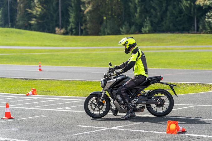 Pomembna so tudi vidna oblačila, ki voznika že na daleč opozorijo, da se približuje motoristu. | Foto: AMZS/Damjan Končar