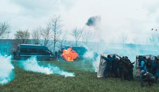 Na gradbišču izbruhnili spopadi: poškodovanih več protestnikov in policistov