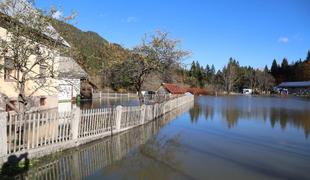 V Ratečah velike težave. Plaz v Bohinjski Beli ogroža vojašnico.