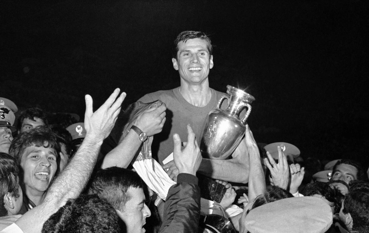 EP 1968 	Giacinto Facchetti | Presrečni kapetan italijanske reprezentance Giacinto Facchetti s pokalom, ki ga prejme evropski prvak. | Foto Guliverimage