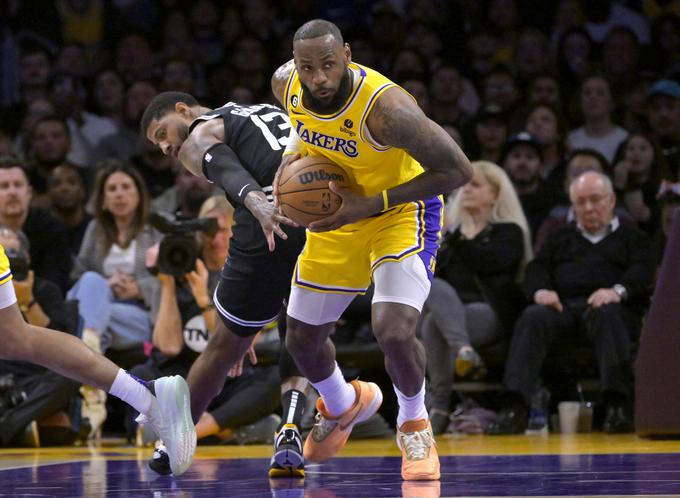 Paul George kar ne more verjeti, kako dobro igra "veteran" LeBron James, čeprav je v ligi NBA prisoten že dve desetletji. | Foto: Reuters