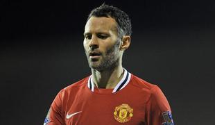 Neuničljivi Giggs podaljšal še za eno leto (video)