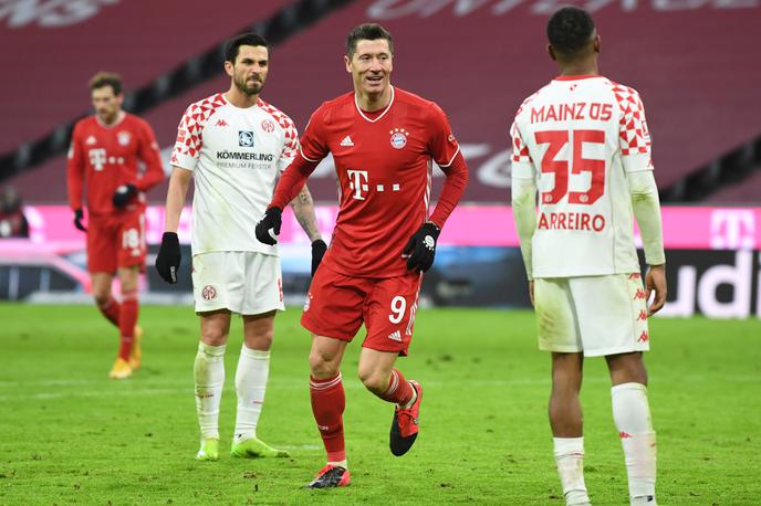 Robert Lewandowski | Robert Lewandowski je v tej sezoni bundeslige zabil že 19 golov, z dvema je v nedeljo pomagal Bayernu do zmage nad Mainzem. | Foto Reuters