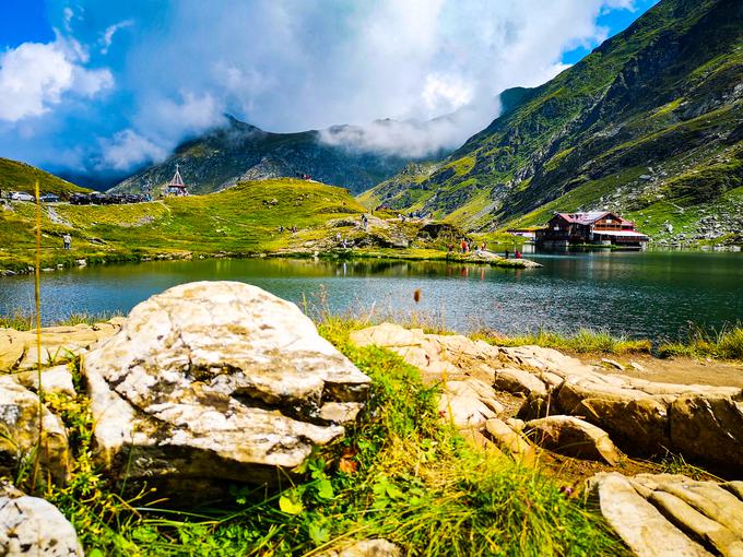 Jezero Balea na vrhu prelaza. Tam je tudi predor dolg 884 metrov, kar je celo najdaljši predor v celotni Romuniji. | Foto: Gregor Pavšič