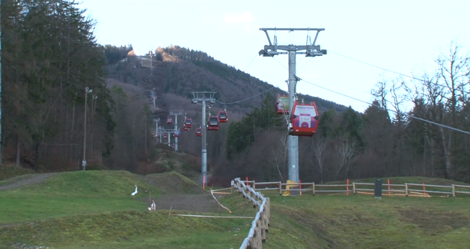 Ob zelenem snežnem stadionu morajo tisti, ki si želijo smučarskih užitkov, z vzpenjačo na vrh mariborskega Pohorja, kjer obratujejo le tri izmed 24 prog. | Foto: Planet TV