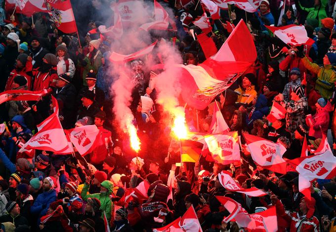 Ljubitelje smučarskih skokov, ki si v živo ogledajo novoletno turnejo, organizatorji preštevajo v več deset tisočih. | Foto: Getty Images