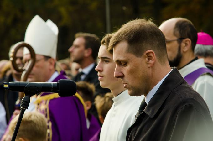 Po besedah predsednika Nove Slovenske zaveze Petra Sušnika vir delitev v slovenskem narodu "niso človeška trupla, ki iz 600 in več prikritih morišč po Sloveniji prihajajo na površje. Vir delitev tudi niso tisti, ki ta morišča odkrivajo ali obeležujejo. Vir delitev je odnos do zločina, ki je te žrtve in ta morišča povzročil". | Foto: Matjaž Vertuš