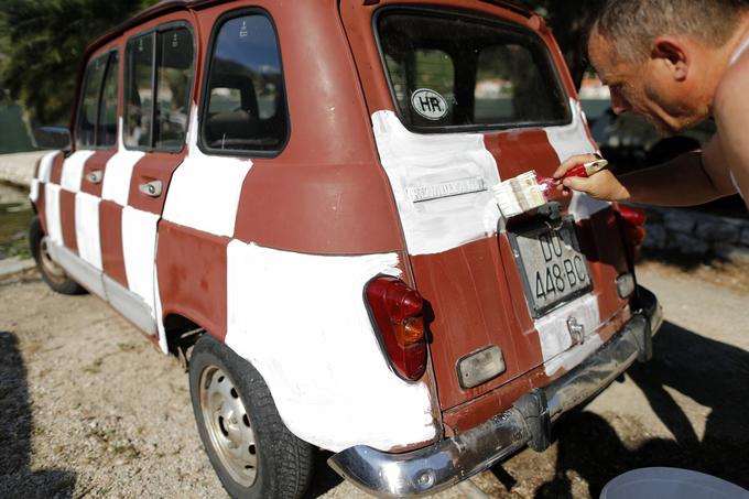 Hrvati spadajo med favorite evropskega prvenstva. Se bo njihov navijač s katrco iz okolice Dubrovnika odpravil proti Franciji? | Foto: 