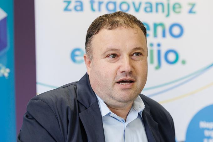 Gregor Novak, soustanovitelj in direktor podjetja SunContract pravi, da lahko s pametnim upravljanjem izničijo povišanje stroška za omrežnino, ki bo z novim sistemom za tipičnega lastnika sončne elektrarne s toplotno črpalko po njihovih izračunih letno višji za od 180 do 200 evrov. | Foto: STA