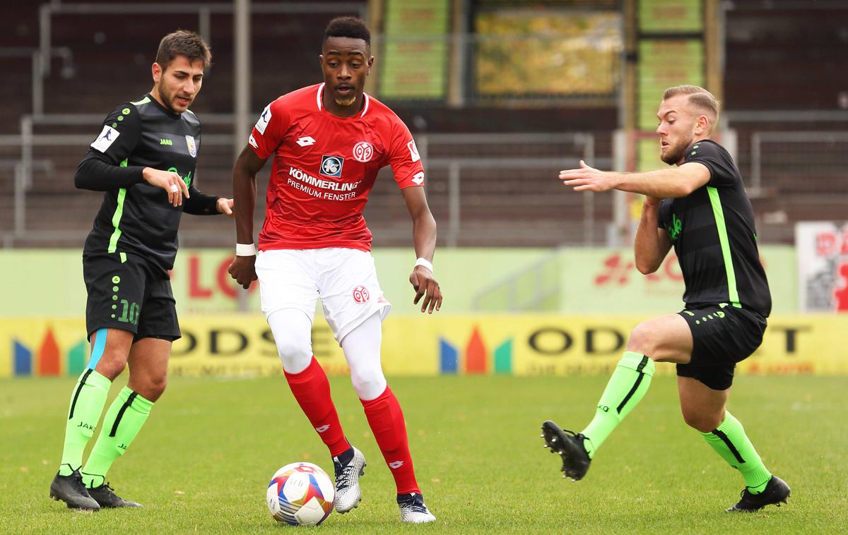 Antoine Makoumbou | Antoine Makoumbou (v sredini) je bil pred prihodom v Maribor član Mainza. | Foto Guliverimage